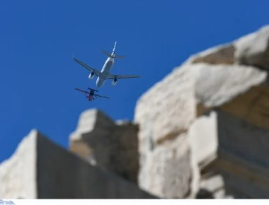 Athens Flying Week: Αεροπλάνα επίδειξης σχίζουν τους αιθέρες πάνω από την Ακρόπολη! (φώτο)